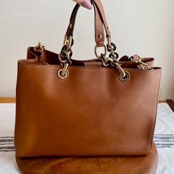 đź’–FLASH SALE Michael Kors Cynthia Medium Satchel Acorn Tan Brown Leather EUC - Picture 3 of 11